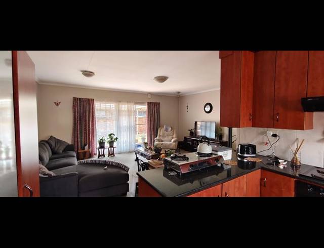 2 BEDROOM TOWNHOUSE FOR SALE IN BRENTWOOD PARK